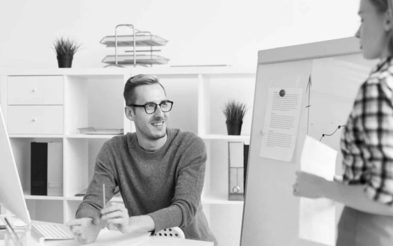 Finanzanalyst bei der Arbeit mit modernen Bewertungsmethoden